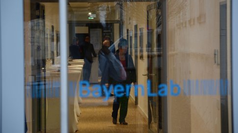 Eingangstuere BayernLab Wunsiedel - man sieht einige Personen durch die Glastüre